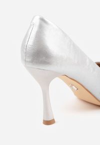 Renee - Srebrne Szpilki VICES ze Skórzaną Wkładką i Metalicznym Obcasem Nesslisa. Kolor: srebrny. Materiał: skóra. Obcas: na obcasie. Styl: elegancki, wizytowy. Wysokość obcasa: średni #4