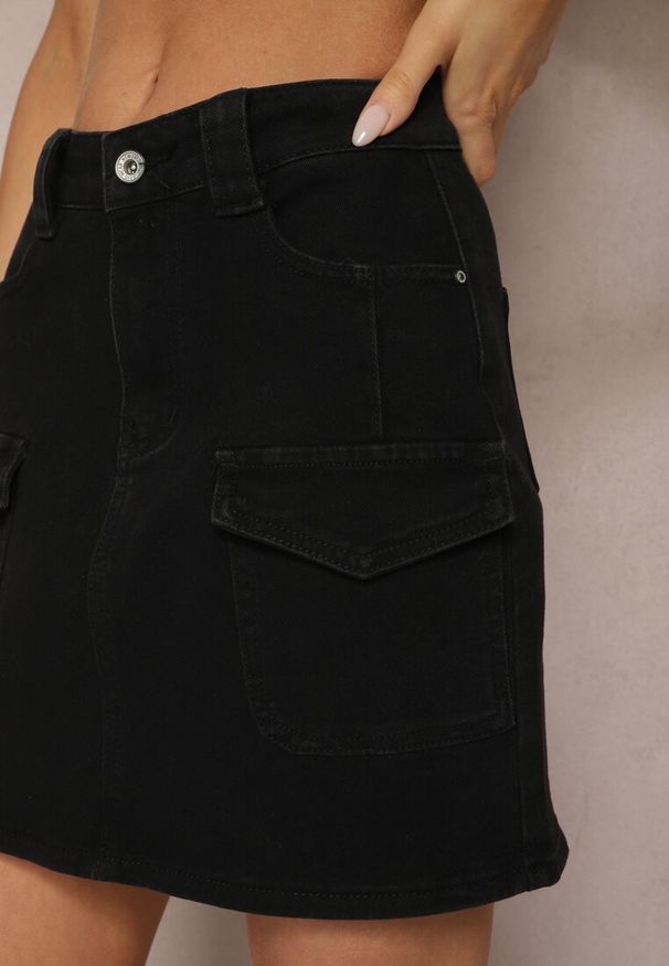 Renee - Czarna Spódnica Mini z Jeansu z Regularnym Stanem Veliaya. Kolor: czarny. Materiał: jeans