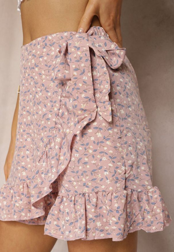 Renee - Różowe Spódnico-Spodenki w Kwiaty z Falbanką i Zakładką Carewn. Kolor: różowy. Wzór: kwiaty. Styl: sportowy