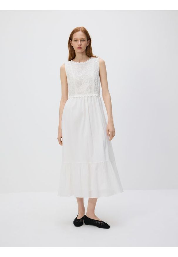 Reserved - Sukienka midi - złamana biel. Materiał: tkanina, bawełna. Długość: midi