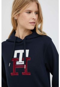 TOMMY HILFIGER - Tommy Hilfiger bluza bawełniana damska kolor granatowy z kapturem z aplikacją. Okazja: na co dzień. Typ kołnierza: kaptur. Kolor: niebieski. Materiał: bawełna. Wzór: aplikacja. Styl: casual #6