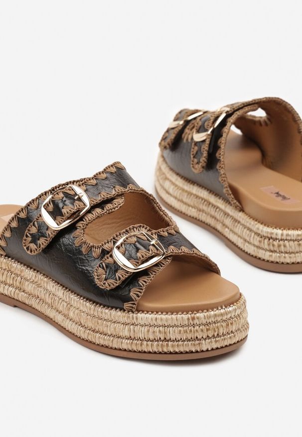 Born2be - Czarne Klapki na Grubej Plecionej Podeszwie z Szydełkowym Wzorem Tenavira. Okazja: na co dzień. Kolor: czarny. Sezon: lato. Styl: casual, boho