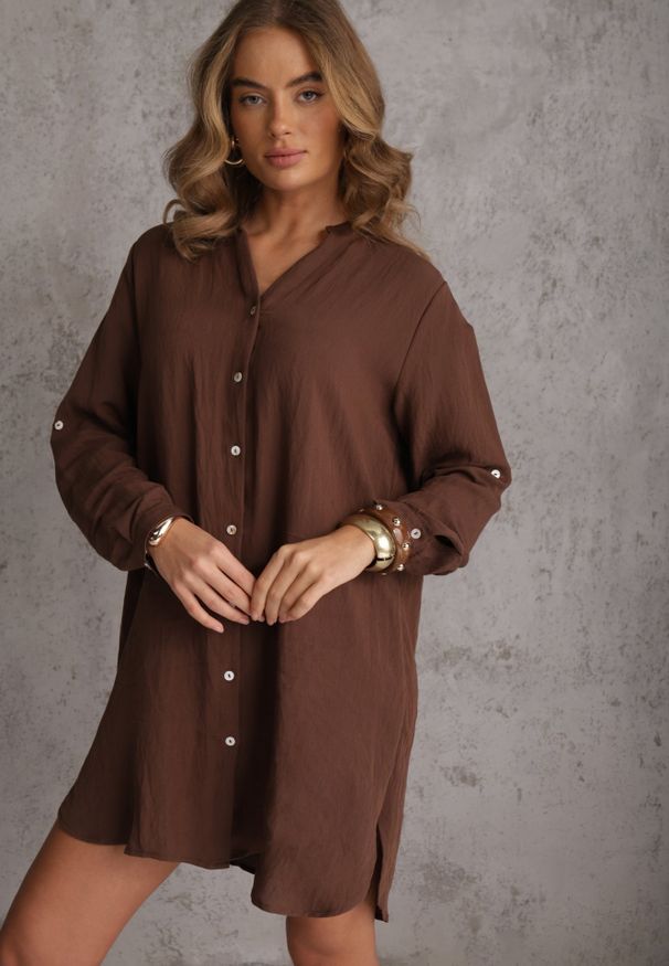Renee - Brązowa Pudełkowa Sukienka Bawełniana Oversize z Dekoltem w Serek Elavellis. Okazja: na co dzień. Typ kołnierza: dekolt w serek. Kolor: brązowy. Materiał: bawełna. Typ sukienki: oversize. Styl: casual, elegancki