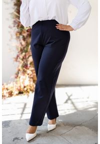 Nasi partnerzy - Granatowe spodnie Andy PLUS SIZE XXL. Stan: podwyższony. Kolekcja: plus size. Kolor: niebieski. Materiał: guma, poliester, elastan, materiał. Wzór: jednolity. Styl: sportowy, elegancki