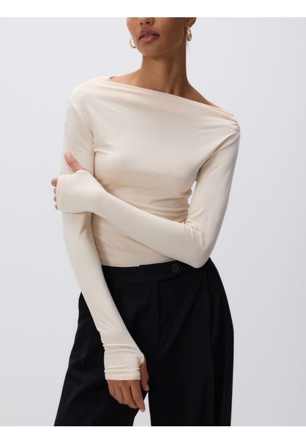 Reserved - Bluzka z ozdobnym marszczeniem - kremowy. Kolor: kremowy. Materiał: dzianina, wiskoza. Wzór: gładki