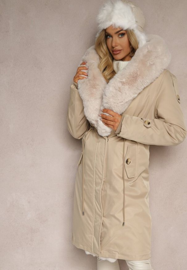 Renee - Jasnobeżowa Ocieplana Kurtka Parka z Kapturem i Ściągaczem w Pasie Semilaura. Okazja: na co dzień. Typ kołnierza: kaptur. Kolor: beżowy. Materiał: jeans, futro. Długość rękawa: długi rękaw. Długość: długie. Styl: klasyczny, casual, elegancki