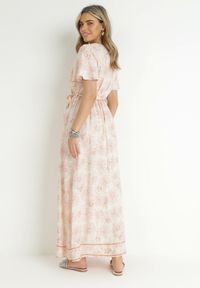 Born2be - Jasnobeżowa Sukienka Kopertowa z Wiskozy z Gumką w Talii i Metalicznym Wzorem Hollisa. Kolor: beżowy. Materiał: wiskoza. Typ sukienki: kopertowe #4