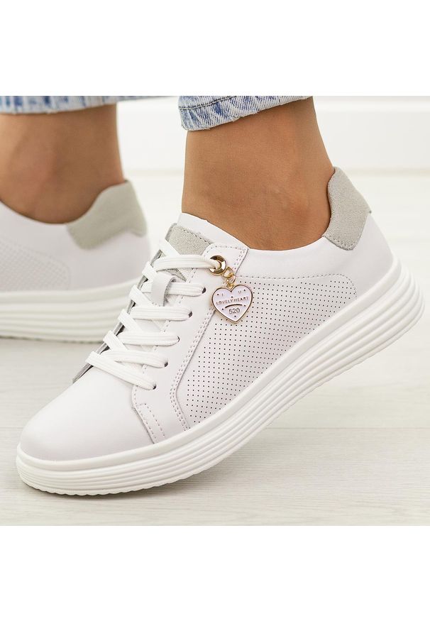Białe skórzane półbuty damskie Filippo Dp6860/26. Okazja: na co dzień. Zapięcie: sznurówki. Kolor: biały. Materiał: skóra. Szerokość cholewki: normalna. Wzór: aplikacja. Sezon: wiosna, jesień, lato. Styl: casual, elegancki, klasyczny