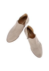 Beżowe Botki Maciejka Eleganckie Obuwie Damskie. Kolor: beżowy. Wzór: kwiaty. Obcas: na obcasie. Styl: elegancki. Wysokość obcasa: średni