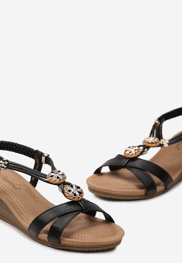 Renee - Czarne Sandały na Niskim Koturnie Ozdobione Metalowymi Wstawkami i Cyrkoniami Quenby. Zapięcie: sprzączka. Kolor: czarny. Materiał: jeans. Wzór: aplikacja. Sezon: lato. Obcas: na koturnie. Styl: elegancki