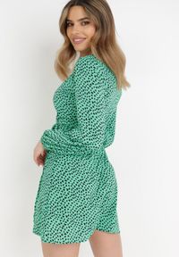 Born2be - Zielona Sukienka Calliala. Kolor: zielony. Materiał: materiał, tkanina. Długość rękawa: długi rękaw. Wzór: nadruk, aplikacja. Typ sukienki: kopertowe