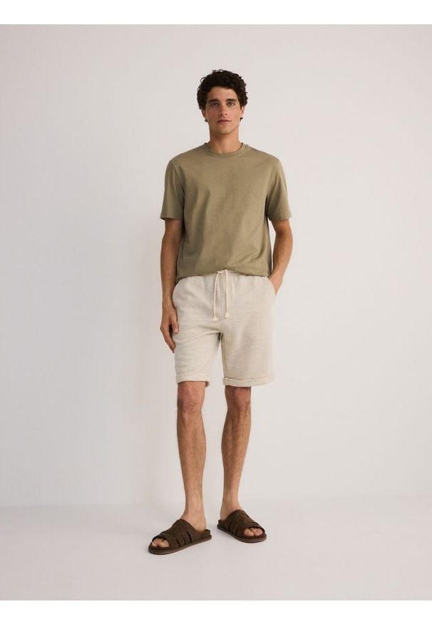 Reserved - Strukturalne szorty regular - beżowy. Kolor: beżowy. Materiał: dzianina