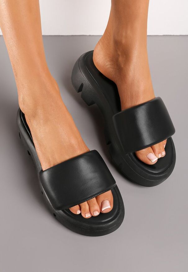 Renee - Czarne Klapki Chunky z Grubą Podeszwą i Jednolitym Szerokim Paskiem Nachinna. Kolor: czarny. Wzór: jednolity. Styl: elegancki