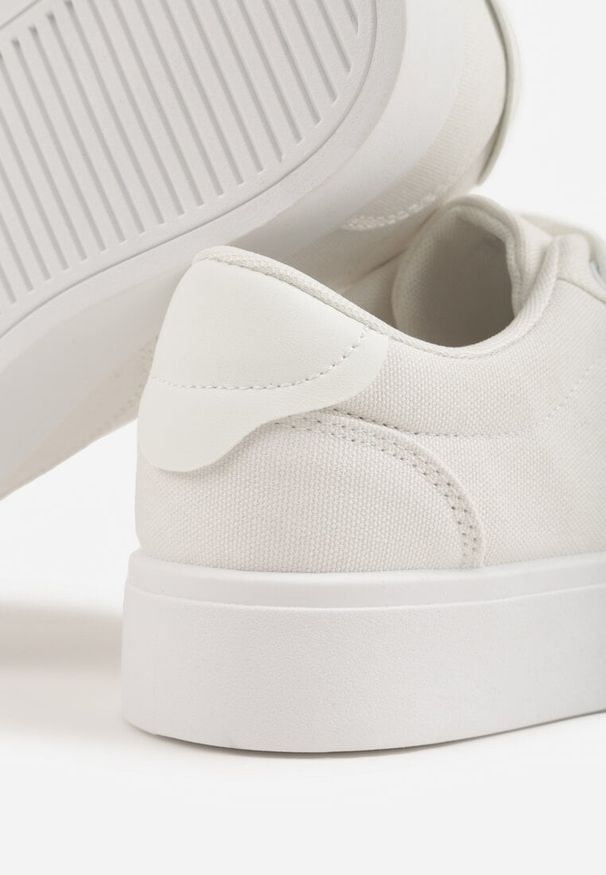 Renee - Białe Chunky Sneakersy na Tłoczonej Platformie Trianne. Okazja: na spacer, na co dzień. Zapięcie: sznurówki. Kolor: biały. Materiał: jeans. Wzór: aplikacja. Obcas: na platformie. Sport: turystyka piesza