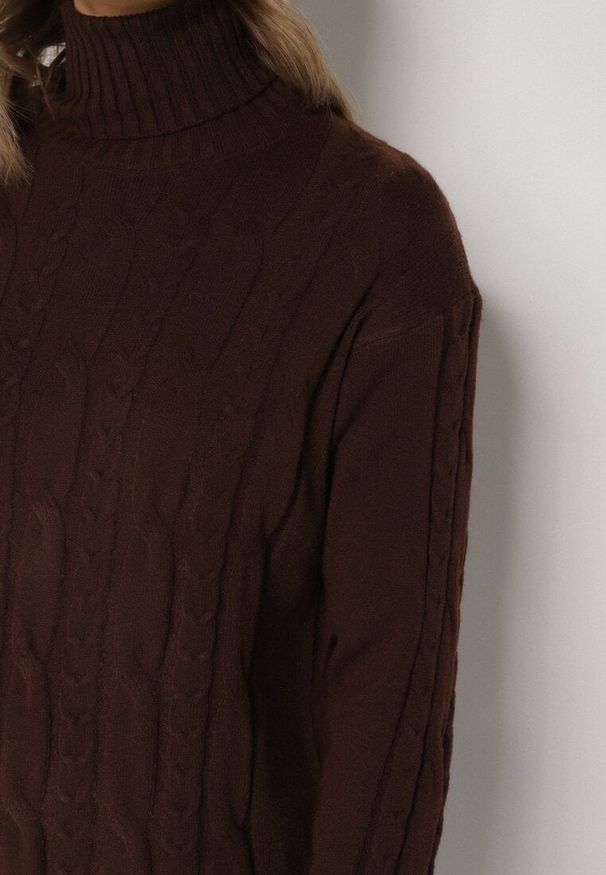 Born2be - Ciemnobrązowa Sweterkowa Sukienka z Golfem Wełną i Bawełną Ozdobiona Splotem Reiania. Okazja: na co dzień, do pracy, na spotkanie biznesowe. Typ kołnierza: golf. Kolor: brązowy. Materiał: wełna, bawełna. Wzór: aplikacja, ze splotem. Typ sukienki: proste. Styl: biznesowy, casual