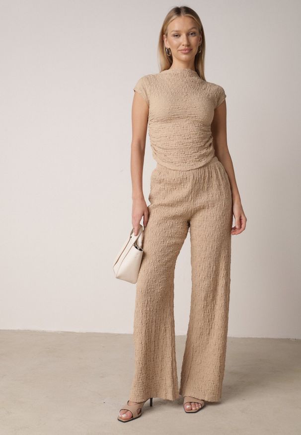 Born2be - Beżowy Gładki Komplet Szerokie Spodnie i Marszczona Bluzka ze Stójką Merithie. Kolor: beżowy. Materiał: materiał. Wzór: gładki