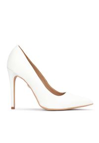 Kazar - Białe eleganckie szpilki z tkaniny dla Panny Młodej. Okazja: na ślub cywilny, na wesele. Kolor: biały. Materiał: tkanina. Szerokość cholewki: normalna. Obcas: na szpilce. Styl: elegancki, młodzieżowy. Wysokość obcasa: średni #1