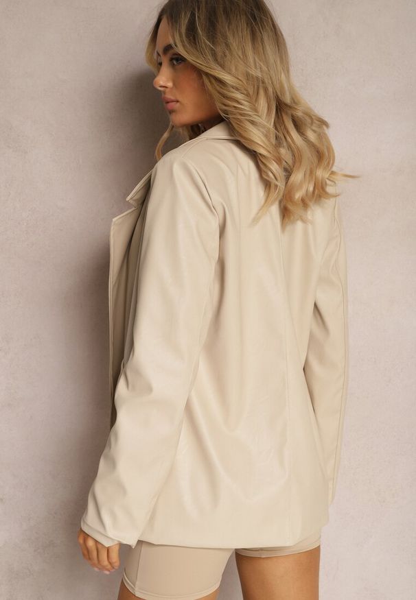 Renee - Beżowa Pudełkowa Marynarka z Ekoskóry Niezapinana z Poduszkami w Ramionach Suniya. Okazja: na co dzień, na spotkanie biznesowe. Kolor: beżowy. Materiał: wiskoza. Styl: casual, biznesowy