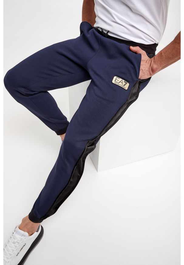 EA7 Emporio Armani - Spodnie dresowe EA7 EMPORIO ARMANI. Materiał: dresówka. Wzór: aplikacja