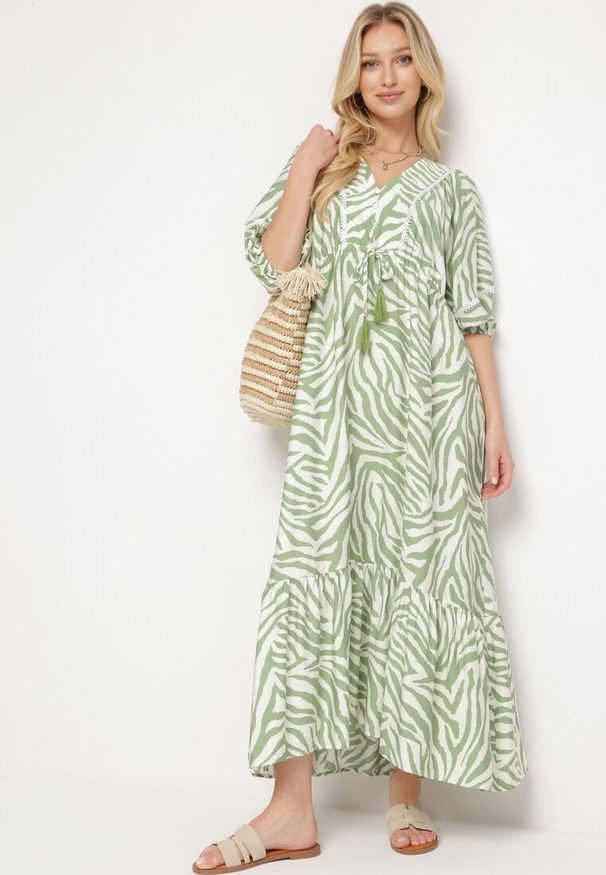 Born2be - Jasnozielona Sukienka z Bawełny i Wiskozy w Abstrakcyjne Paski ze Sznurkiem w Talii Navarae. Okazja: na co dzień. Kolor: zielony. Materiał: wiskoza, bawełna. Wzór: paski. Typ sukienki: proste. Styl: casual, wizytowy