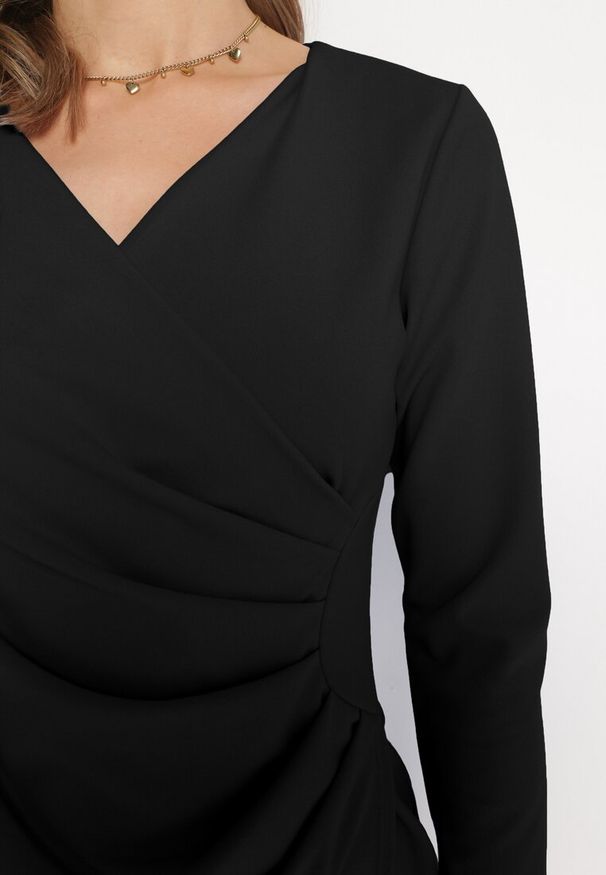 Born2be - Czarna Sukienka Kopertowa z Ozdobnym Marszczeniem Ohildria. Kolor: czarny. Typ sukienki: kopertowe. Styl: elegancki