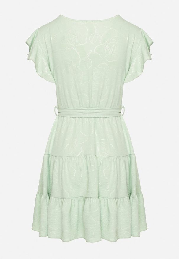 Born2be - Jasnozielona Kopertowa Sukienka Ozdobiona Falbanami i Paskiem Liliessa. Okazja: na co dzień. Typ kołnierza: dekolt w kształcie V. Kolor: zielony. Wzór: aplikacja. Typ sukienki: kopertowe. Styl: klasyczny, casual, elegancki