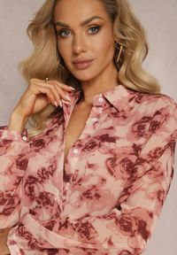 Renee - Różowa Rozkloszowana Sukienka Koszulowa Maxi w Kwiaty Nersa. Kolor: różowy. Wzór: kwiaty. Typ sukienki: koszulowe. Długość: maxi