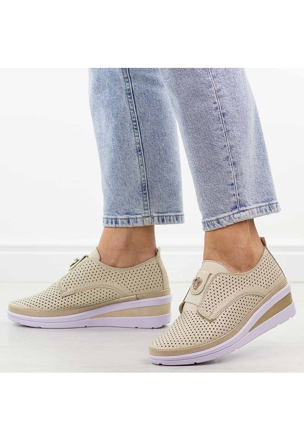 Beżowe skórzane ażurowe półbuty damskie na koturnie T.Sokolski 198. Zapięcie: bez zapięcia. Kolor: beżowy. Materiał: skóra. Szerokość cholewki: normalna. Wzór: ażurowy. Sezon: wiosna, lato. Styl: elegancki, klasyczny