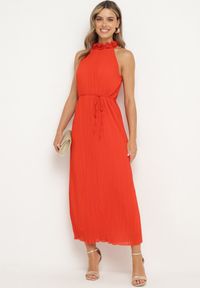 Born2be - Czerwona Sukienka z Ozdobnymi Aplikacjami i Dekoltem Halter z Materiałowym Paskiem Dimnatti. Okazja: na co dzień. Typ kołnierza: dekolt halter. Kolor: czerwony. Materiał: materiał. Wzór: aplikacja. Styl: klasyczny, casual #7