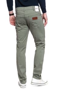 Wrangler - MĘSKIE SPODNIE MATERIAŁOWE WRANGLER GREENSBORO DUSTY OLIVE W15QWA275. Materiał: materiał