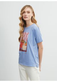 Ochnik - Błękitny T-shirt damski z printem. Okazja: na co dzień. Kolor: niebieski. Materiał: bawełna. Długość: krótkie. Wzór: nadruk. Styl: casual #3
