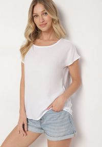 Born2be - Biała Bluzka z Wiskozy o Kroju Oversize Liruvia. Okazja: na co dzień. Kolor: biały. Materiał: wiskoza. Styl: casual