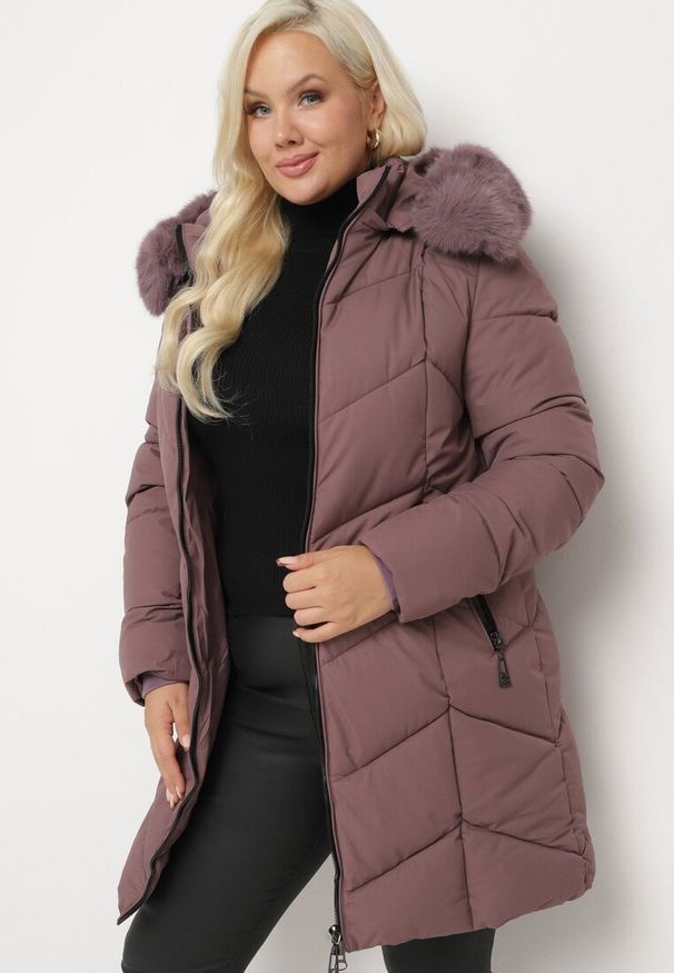 Born2be - Ciemnofioletowa Kurtka Pikowana z Ozdobnymi Przeszyciami Ozdobiona Futerkiem Sarittia. Okazja: na co dzień, na spacer. Kolor: fioletowy. Materiał: futro. Wzór: aplikacja. Sezon: zima. Styl: casual, elegancki, klasyczny