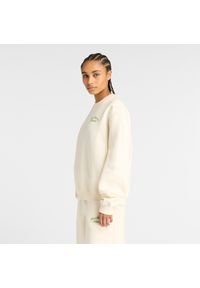 Bluza damska New Balance WT53516PEF – beżowa. Okazja: na co dzień. Kolor: beżowy. Materiał: dresówka, poliester, materiał, bawełna, prążkowany. Wzór: aplikacja, napisy. Styl: casual #3