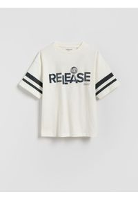 Reserved - T-shirt z nadrukiem - złamana biel. Materiał: dzianina, bawełna. Wzór: nadruk #1