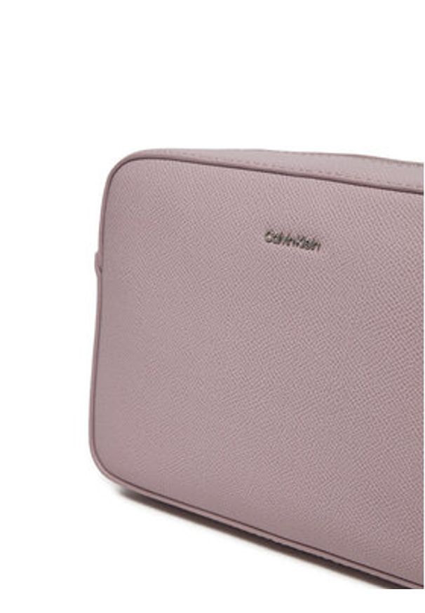Calvin Klein Torebka Ck Must Small Camera Bag_Caviar K60K613084 Fioletowy. Kolor: fioletowy. Materiał: skórzane