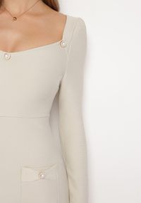 Born2be - Jasnobeżowa Sukienka Dopasowana z Perłami i Długim Rękawem Juhisa. Typ kołnierza: dekolt kwadratowy. Kolor: beżowy. Długość rękawa: długi rękaw. Typ sukienki: dopasowane. Długość: mini #3