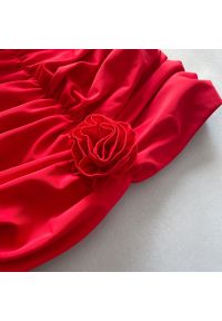 Intica - Strój kąpielowy z pareo i różami 3D na plażę Damhnait. Kolor: czerwony. Materiał: materiał. Wzór: aplikacja #3