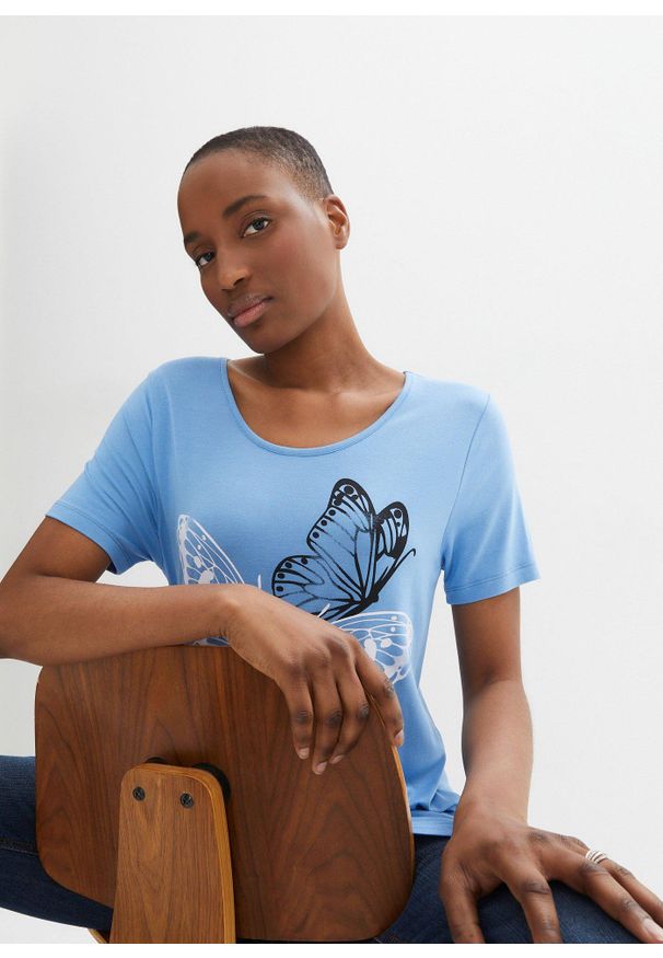 bonprix - Długi shirt z dłuższymi bokami i nadrukiem w motyle. Kolor: niebieski. Długość: długie. Wzór: nadruk