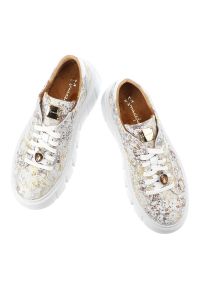 Sneakersy damskie Maciejka, cholewka ze skóry naturalnej z nadrukowanym wzorem klasyczne sznurowanie metalowa ozdoba przy języku zaokrąglony nosek ma. Okazja: na co dzień. Zapięcie: sznurówki. Kolor: biały. Materiał: skóra. Szerokość cholewki: normalna. Wzór: aplikacja. Styl: klasyczny #3