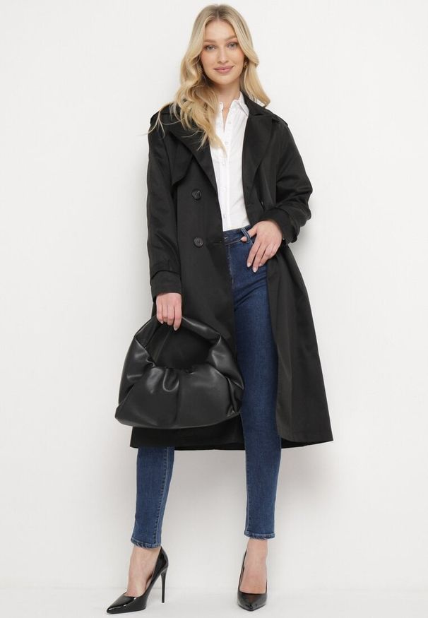 Born2be - Czarny Długi Płaszcz Trencz o Klasycznym Fasonie z Paskiem Nasde. Okazja: na co dzień. Kolor: czarny. Materiał: jeans. Długość: długie. Styl: klasyczny