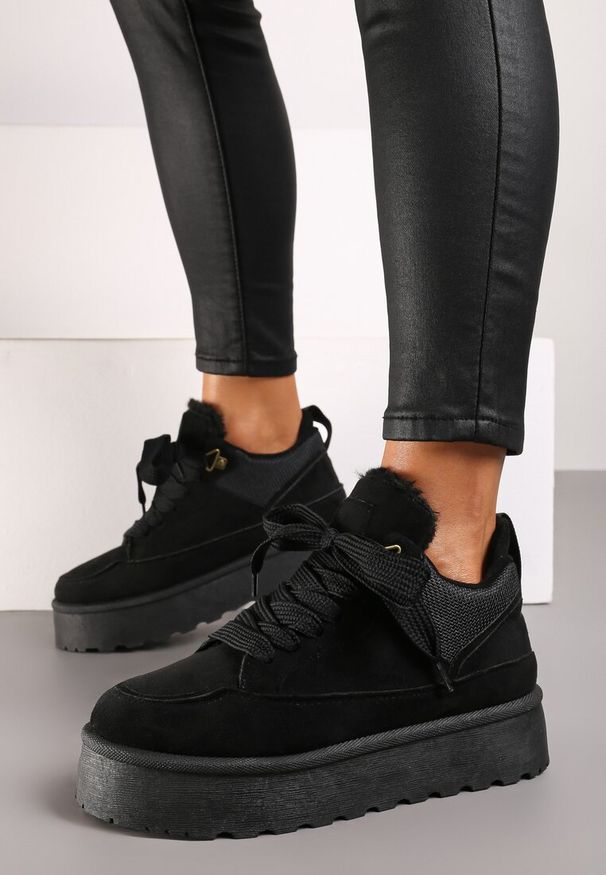 Renee - Czarne Sneakersy na Platformie ze Sznurowaniem Ozdobione Futerkiem Vaivelle. Kolor: czarny. Materiał: futro. Wzór: aplikacja. Obcas: na platformie