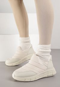 Born2be - Beżowe Pikowane Sneakersy Śniegowce na Grubej Tłoczonej Platformie Verta. Okazja: na co dzień. Kolor: beżowy. Materiał: jeans. Obcas: na platformie