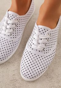 Born2be - Białe Tenisówki w Kropki przed Kostkę Renormia. Wysokość cholewki: przed kostkę. Kolor: biały. Wzór: kropki #3