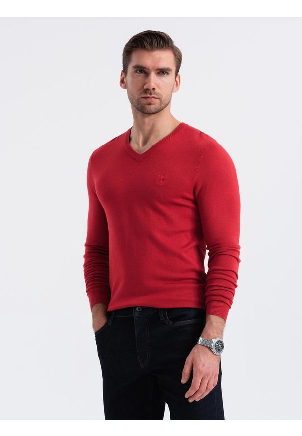 Ombre Clothing - Męski elegancki sweter V-neck BASIC z wiskozą – czerwony V20 OM-SWBS-0107 - XXL. Okazja: do pracy, na co dzień. Typ kołnierza: dekolt w serek. Kolor: czerwony. Materiał: wiskoza. Wzór: haft. Styl: elegancki