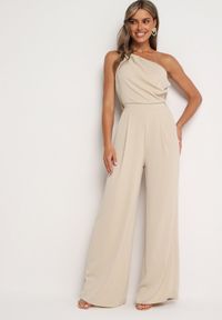 Born2be - Beżowy Kombinezon Asymetryczny na Jedno Ramię z Dwoma Kieszeniami Benama. Okazja: na randkę, na imprezę, na wesele, na ślub cywilny. Kolor: beżowy #1