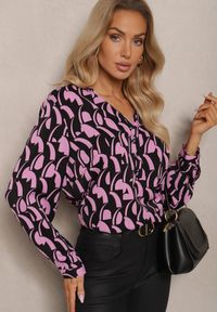 Renee - Czarno-Różowa Bluzka z Guzikami i Długim Rękawem w Geometryczny Print Daphira. Kolor: czarny. Długość rękawa: długi rękaw. Długość: długie. Wzór: geometria, nadruk