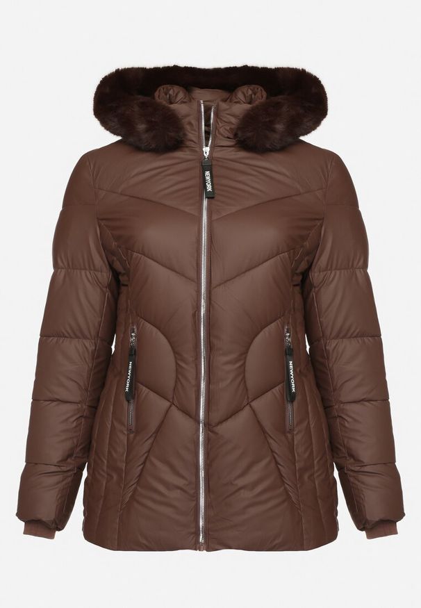 Born2be - Brązowa Kurtka Pikowana z Odpinanym Kapturem i Futerkiem Ittella. Okazja: na co dzień, na spacer. Kolekcja: plus size. Kolor: brązowy. Materiał: futro. Wzór: aplikacja. Sezon: zima. Styl: casual