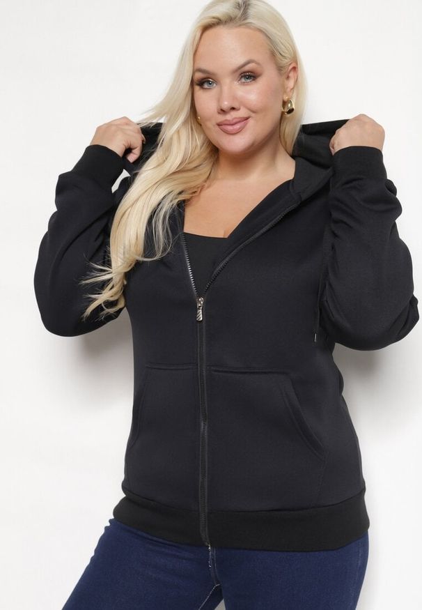 Born2be - Czarna Rozpinana Bluza z Kapturem i Bawełną Ozdobiona Sznurkami Selinae. Okazja: na co dzień. Typ kołnierza: kaptur. Kolekcja: plus size. Kolor: czarny. Długość: długie. Wzór: aplikacja. Materiał: bawełna. Długość rękawa: długi rękaw. Styl: klasyczny, elegancki, casual
