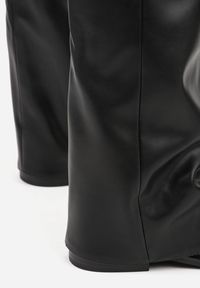 Born2be - Czarne Kozaki z Noskiem w Szpic i Cholewką Imitującą Nogawkę z Klamrą Tusemira. Okazja: na spotkanie biznesowe. Zapięcie: klamry. Kolor: czarny. Szerokość cholewki: normalna. Styl: klasyczny, biznesowy #5